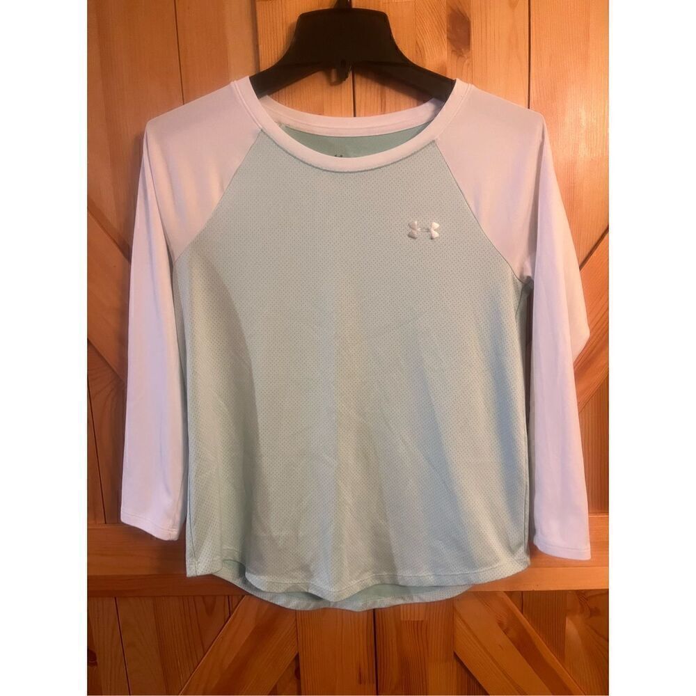Under armour loose heat gear, long sleeve shirt, size small (3142)